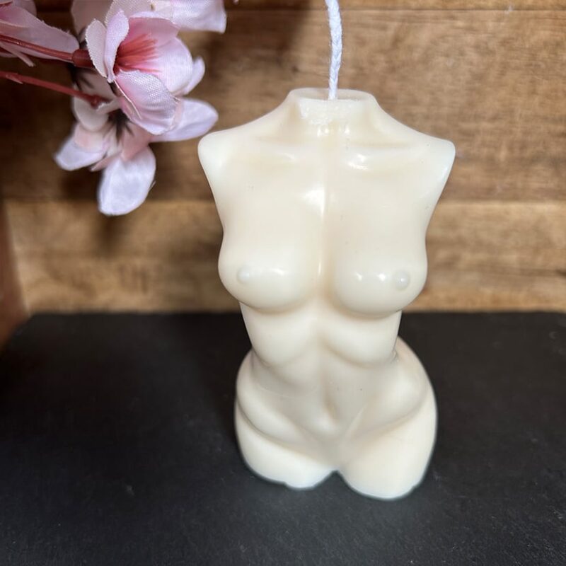 Ästhetische Frauenbüste aus Kerzenwachs in elegantem Design