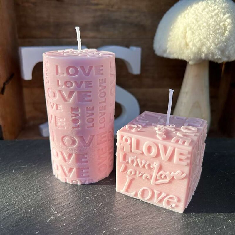 Handgegossene Love-Kerzen im Set, Säulen- und quadratische Form mit Schriftzug Love