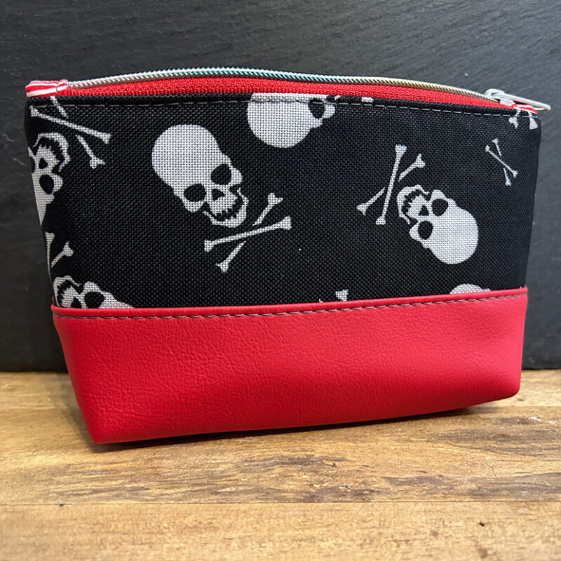 Handgenähtes Täschchen mit Totenkopf-Muster und rotem Kunstlederboden