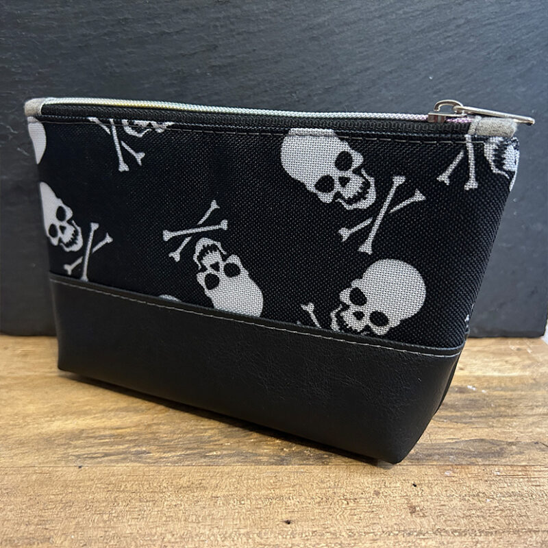 Handgenähtes Täschchen mit Totenkopf-Muster und schwarzem Kunstlederboden