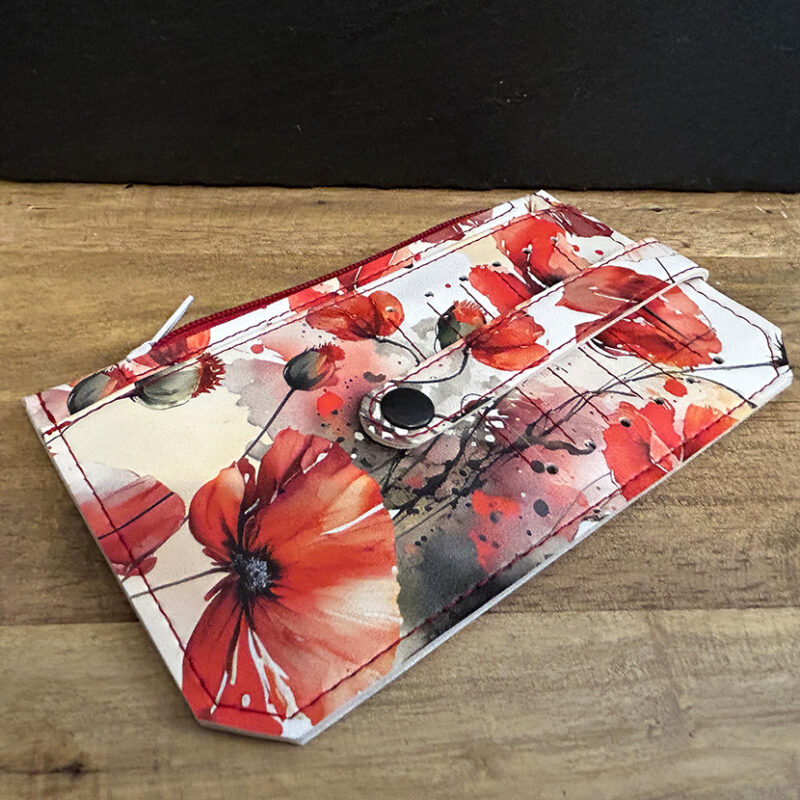 Handgenähte Geldbörse mit Mohnblumen-Design und rotem Kunstlederverschluss