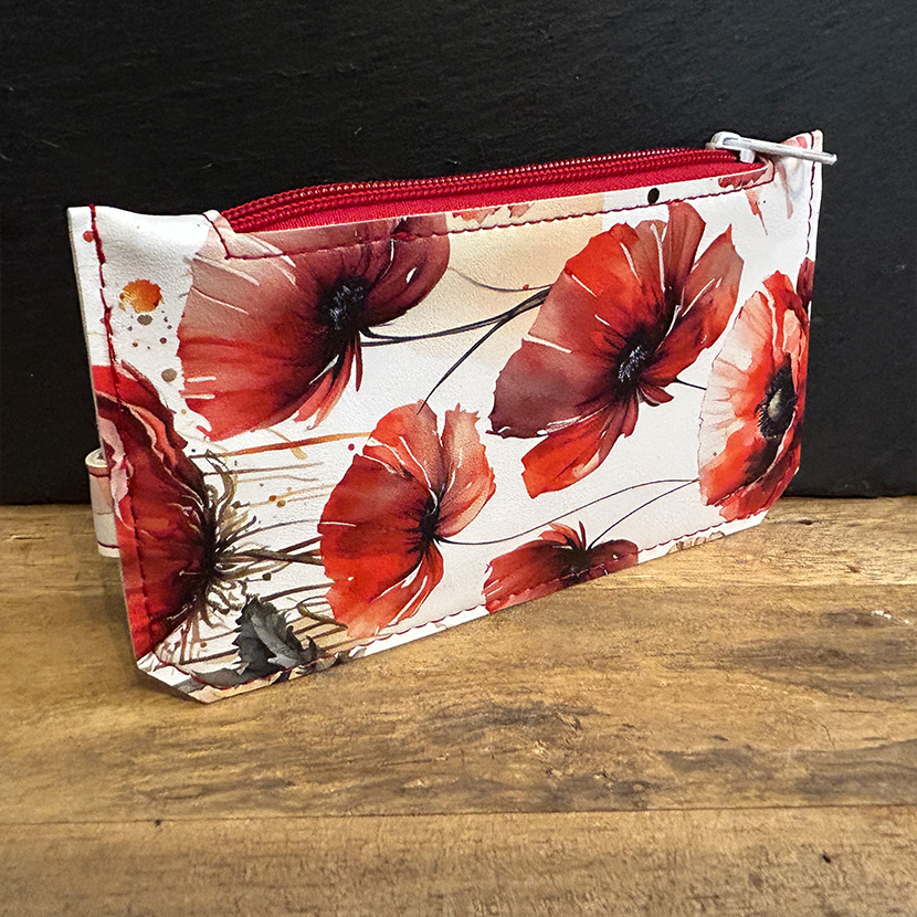 Handgenähte Geldbörse mit Mohnblumen-Design und rotem Kunstlederverschluss