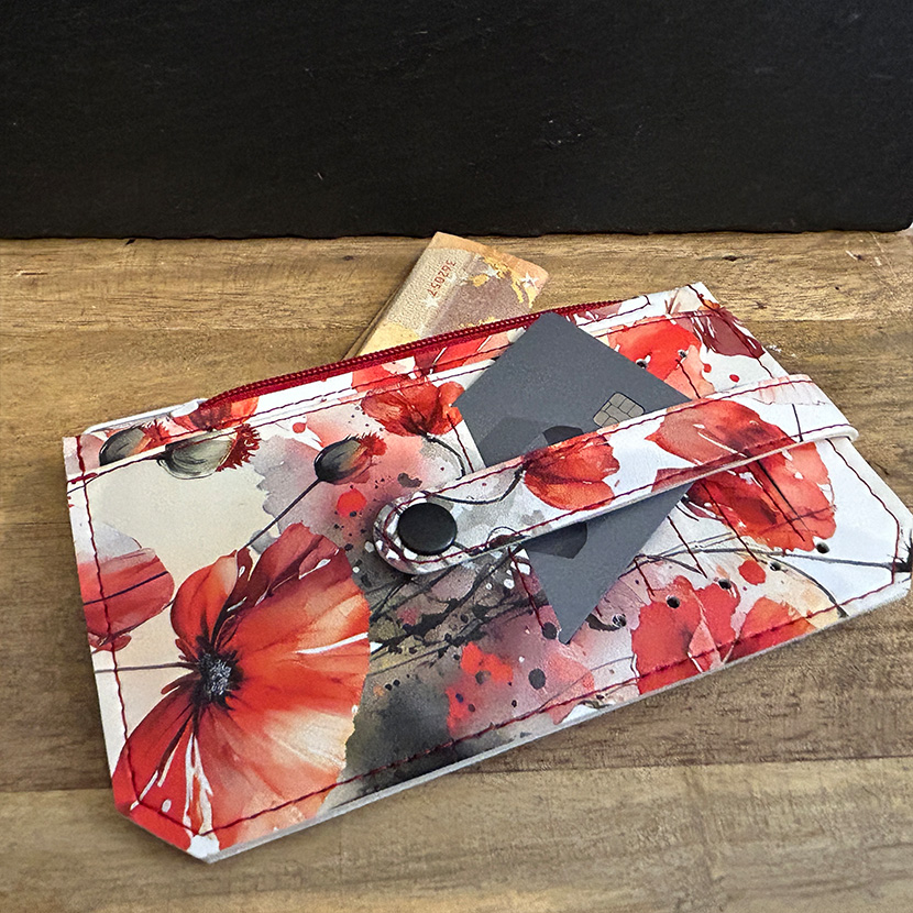 Handgenähte Geldbörse mit Mohnblumen-Design und rotem Kunstlederverschluss