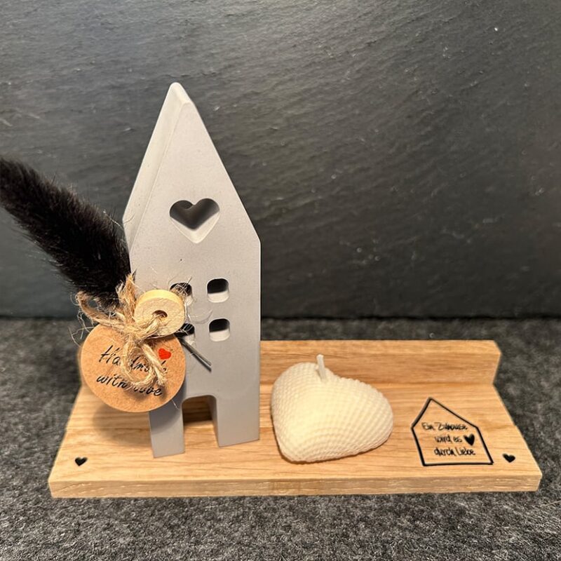 Handgefertigtes Keramikhaus mit Herzkerze aus Rapswachs und Holzsockel