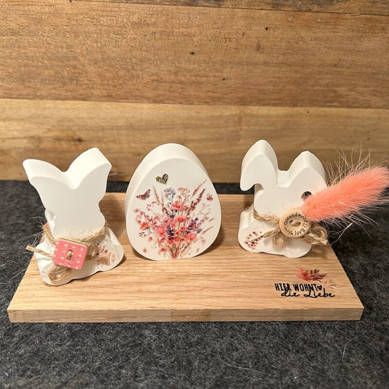 Handgefertigtes florales Oster-Set aus Gießkeramik mit Hasen, Ei und Holzsockel mit Gravur „Hier wohnt die Liebe“