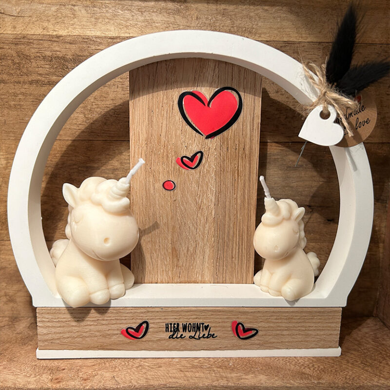 Handgefertigtes Einhorn-Set mit Rapswachskerzen, Holzsockel und Herzmotiven – „Hier wohnt die Liebe“