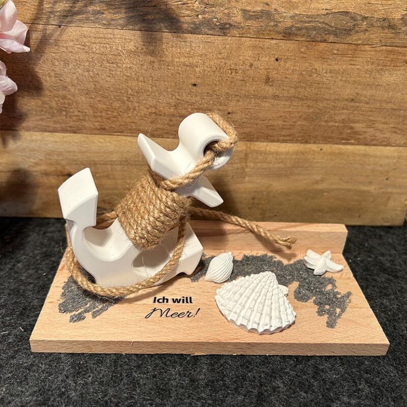 Handgefertigtes Anker-Set mit Muscheln und Seestern auf Holzsockel – maritime Dekoration aus Gießkeramik