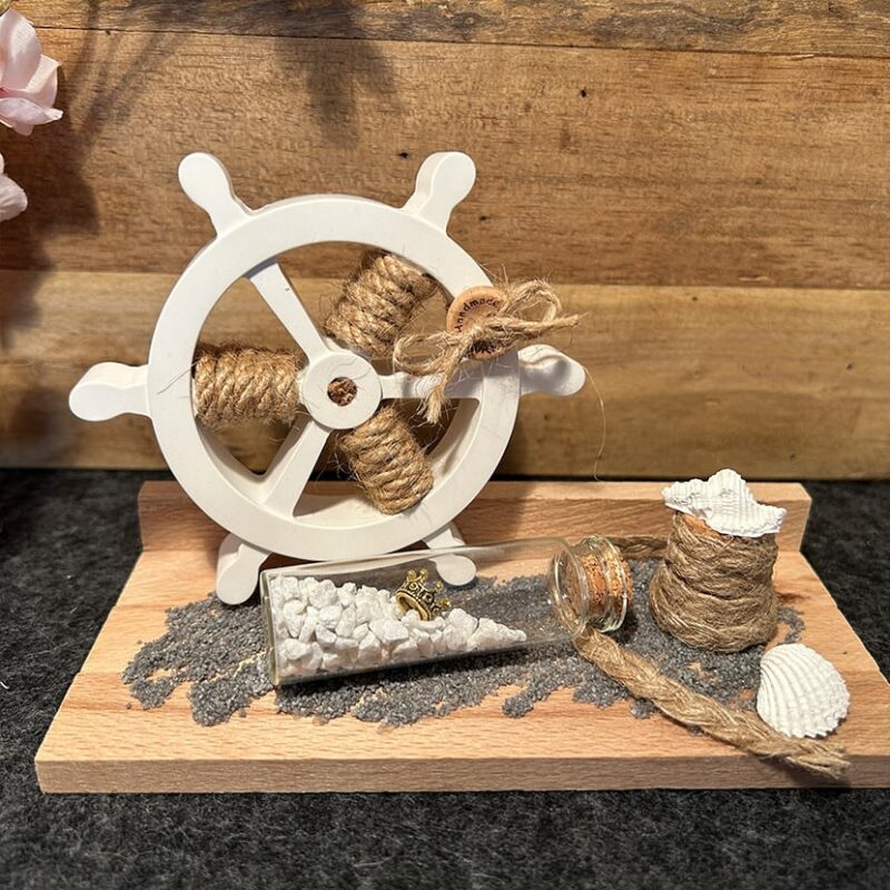 Handgefertigtes Set mit Flaschenpost, Steuerrad und Muscheln auf Holzsockel – maritime Dekoration aus Gießkeramik