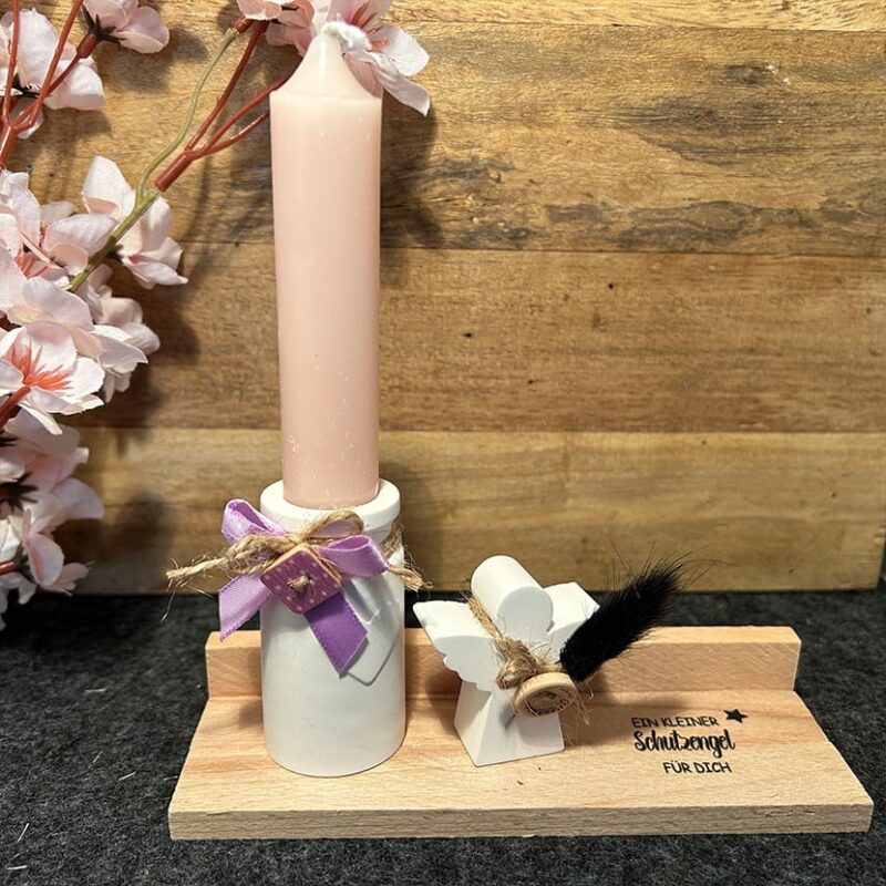 Handgefertigtes Schutzengel-Set mit Kerzenhalter und Holzsockel – liebevolle Dekoration aus Gießkeramik