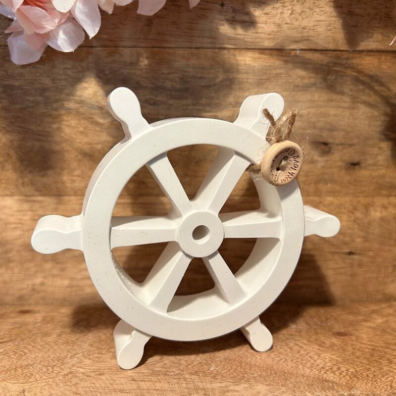 Handgefertigtes Keramik-Steuerrad mit „Handmade with love“-Detail – maritime Dekoration aus Gießkeramik