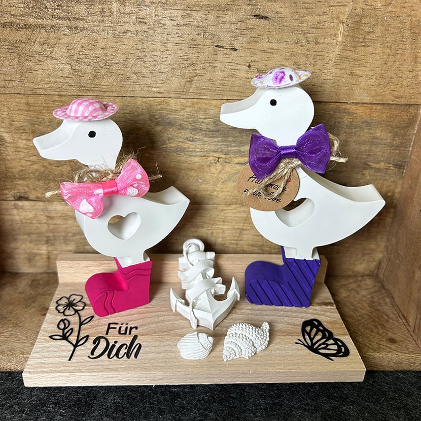 Fröhliches Entenpaar auf dem Weg zum Strand