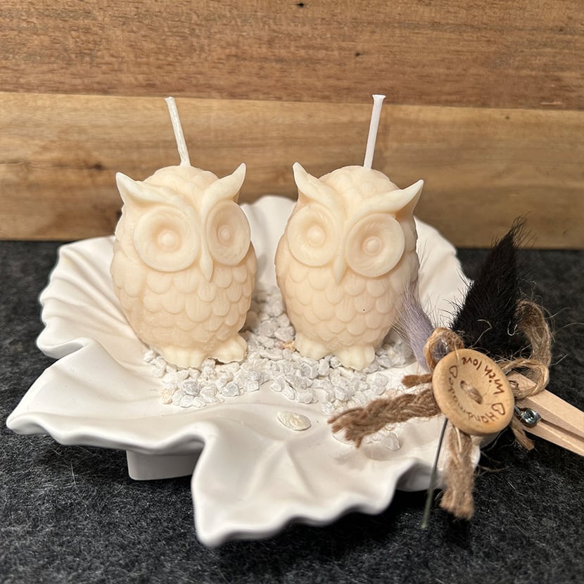 Jedes Set ein Unikat: Eulen aus Rapswachs