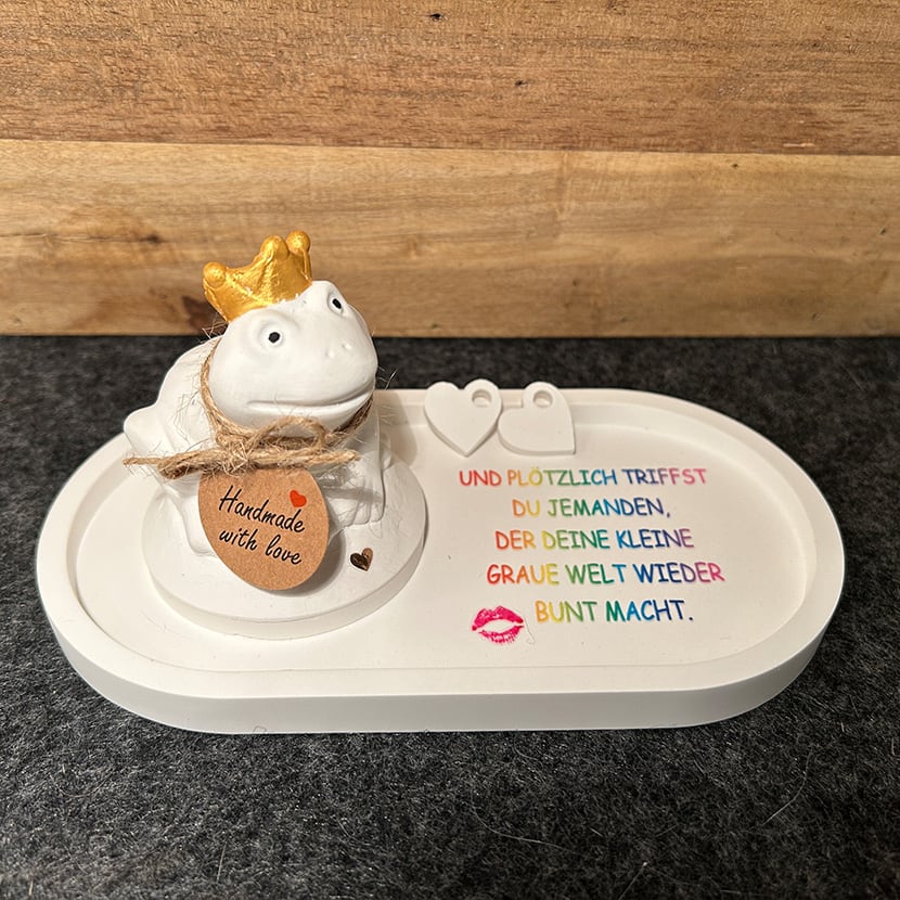 Jedes Set ein Unikat: Froschkönig aus Gießkeramik