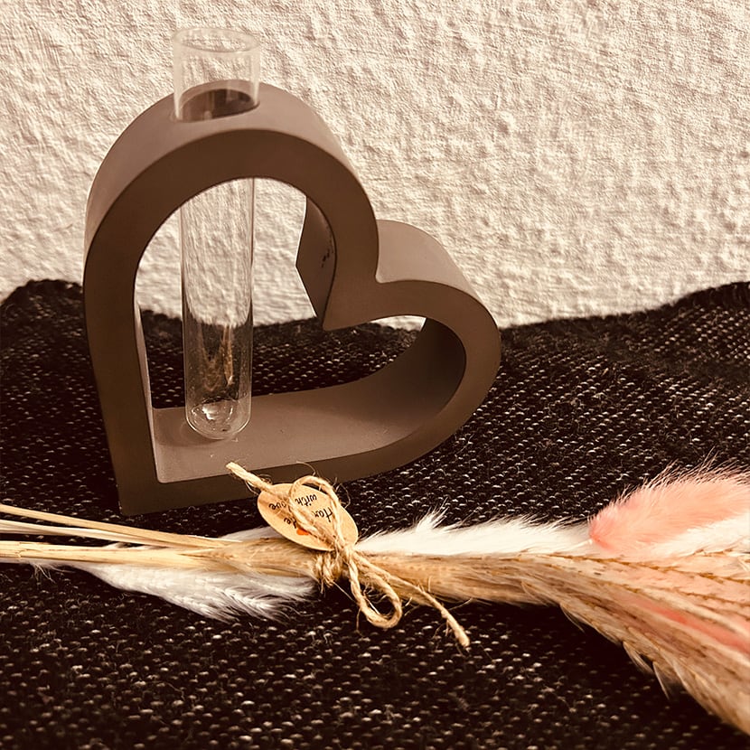 Jedes Set ein Unikat: Herz aus Gießkeramik mit Trockenblumen – Bild 3