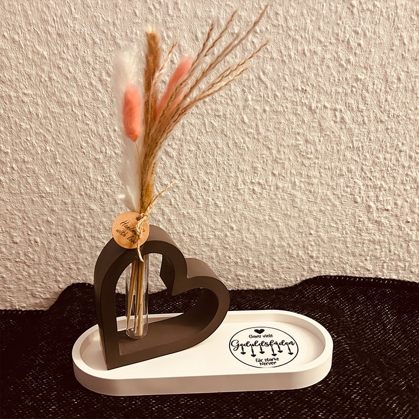 Jedes Set ein Unikat: Herz aus Gießkeramik mit Trockenblumen