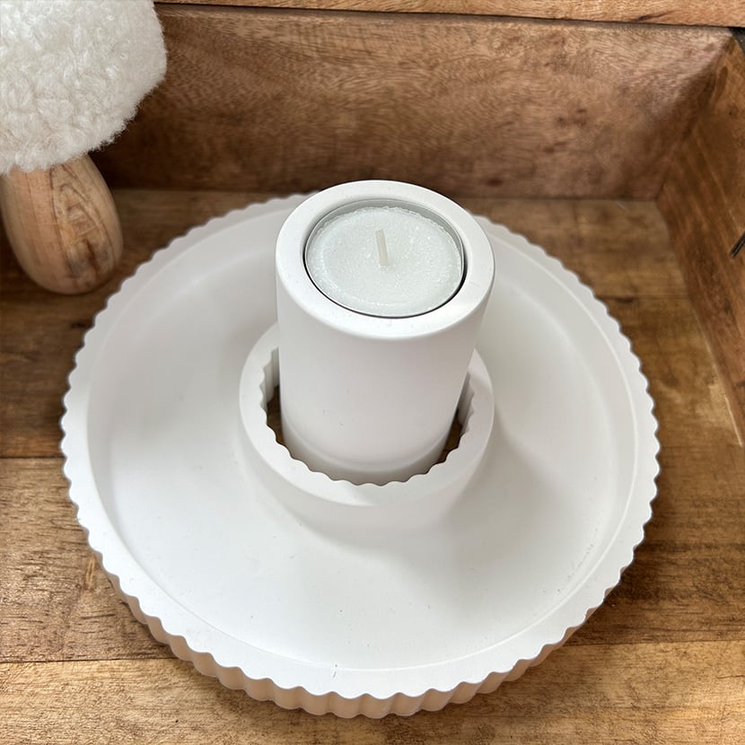 Geriffelter Dekoteller mit Kerzenhalter