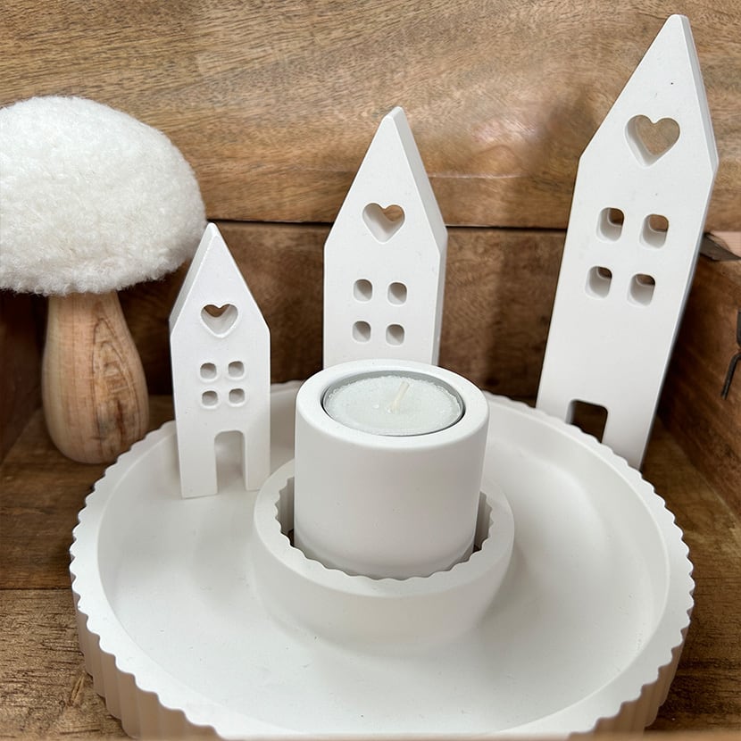 Dekoteller mit Häusern und Kerzenhalter, weiss
