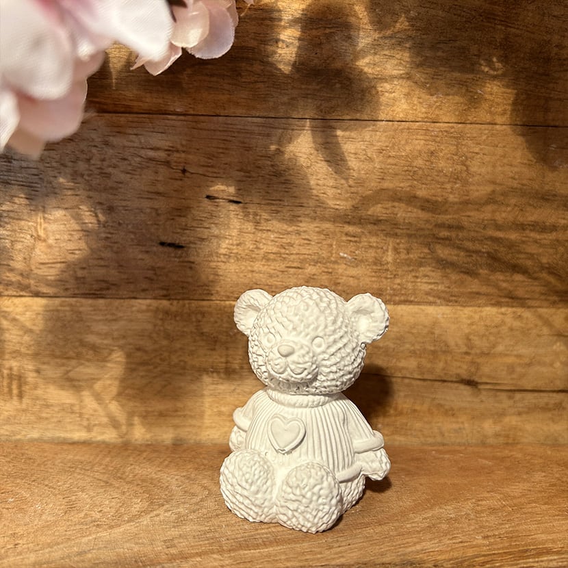 Deko-Bär aus Gießkeramik mit Herzmotiv