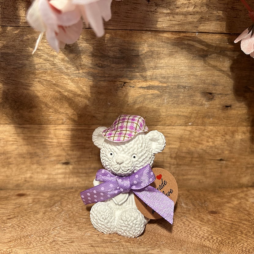 Deko-Bär aus Gießkeramik mit Herzmotiv – Bild 2