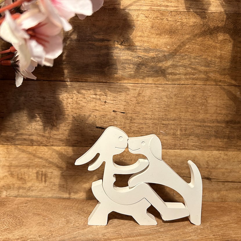 Gießkeramik-Figur einer Frau auf Bank mit großem Hund – in Weiß oder Grau-Weiß, Ausdruck von Tierliebe und Geborgenheit