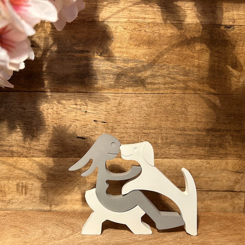 Gießkeramik-Figur einer Frau auf Bank mit großem Hund – in Weiß oder Grau-Weiß, Ausdruck von Tierliebe und Geborgenheit