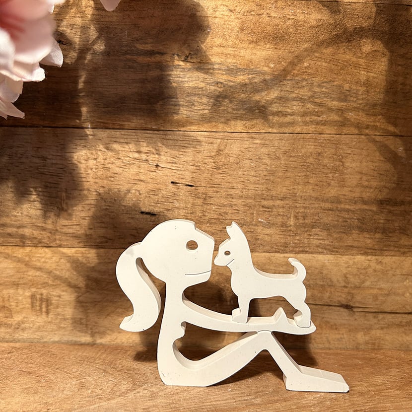 Handgefertigte Gießkeramik-Figur einer Frau mit kleinem Hund – stilvoll, emotional und moder