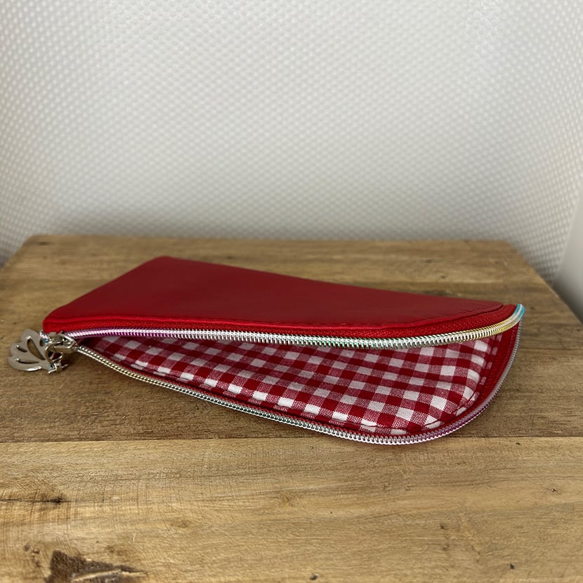 Vier handgemachte Brillenetuis aus Kunstleder – in Schwarz, Gelb, Rot und Karo-Design mit silbernem Blattanhänger