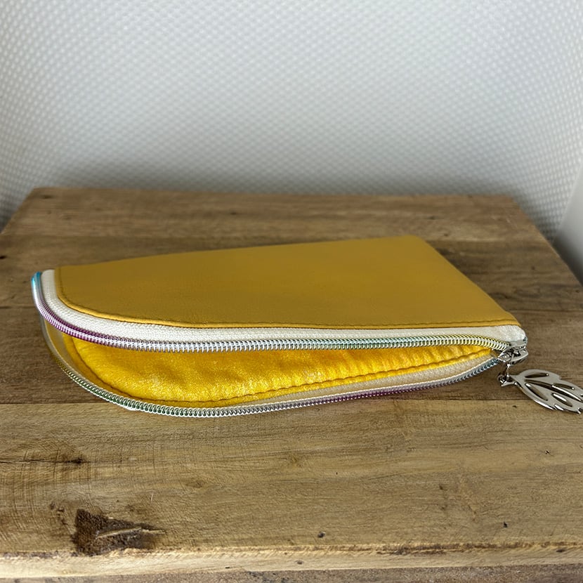 Vier handgemachte Brillenetuis aus Kunstleder – in Schwarz, Gelb, Rot und Karo-Design mit silbernem Blattanhänger