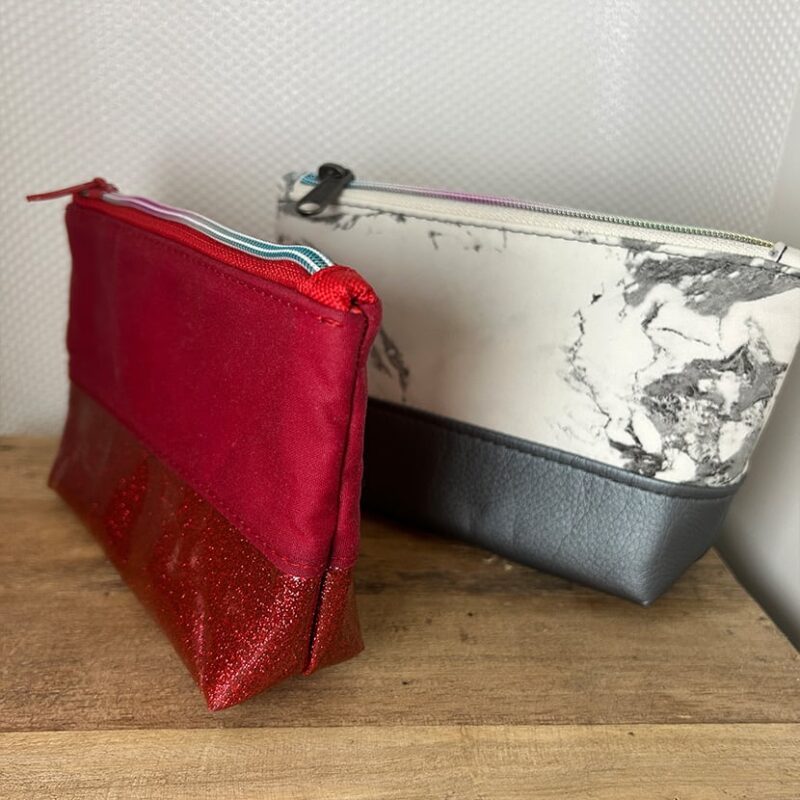 Zwei handgemachte Kosmetiktäschchen – in elegantem Marmor-Design mit Kunstleder oder auffälligem Glitzer-Rot