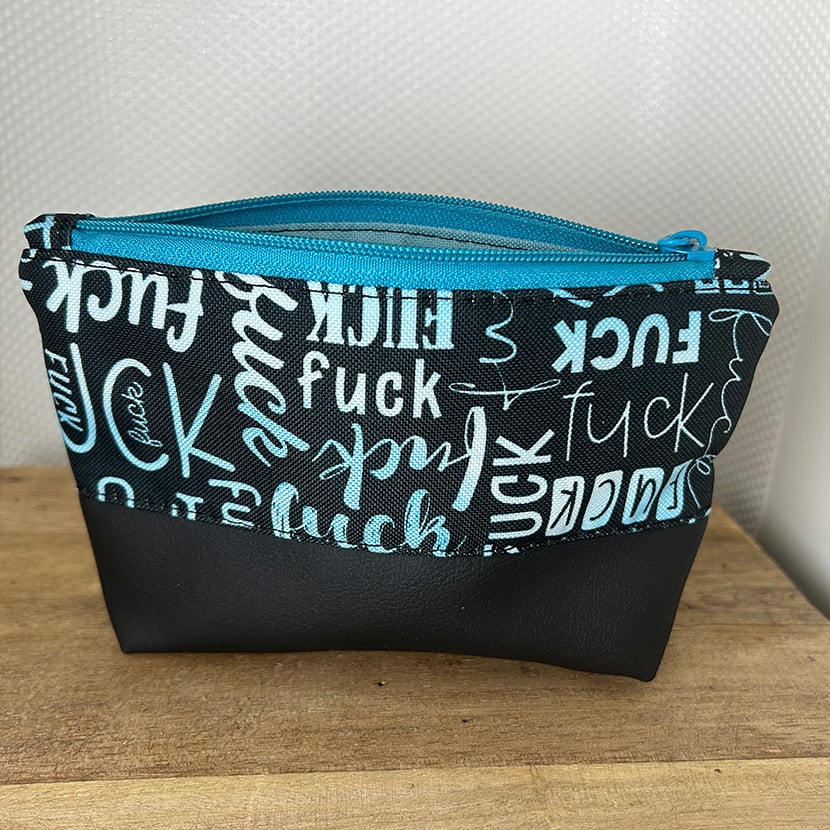 Handgemachtes Kosmetiktäschchen im frechen „Fuck“-Design mit schwarzem oder türkisem Reißverschluss