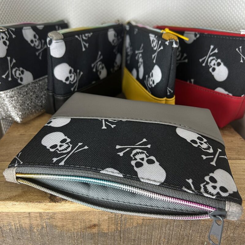 Handgenähtes Kosmetiktäschchen im Totenkopf-Design mit rotem Kunstleder und Reißverschluss