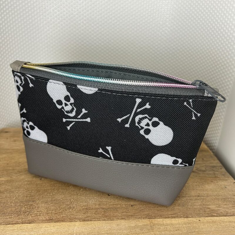 Handgenähtes Kosmetiktäschchen im Totenkopf-Design mit rotem Kunstleder und Reißverschluss