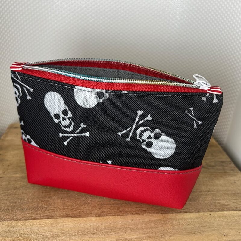 Handgenähtes Kosmetiktäschchen im Totenkopf-Design mit rotem Kunstleder und Reißverschluss