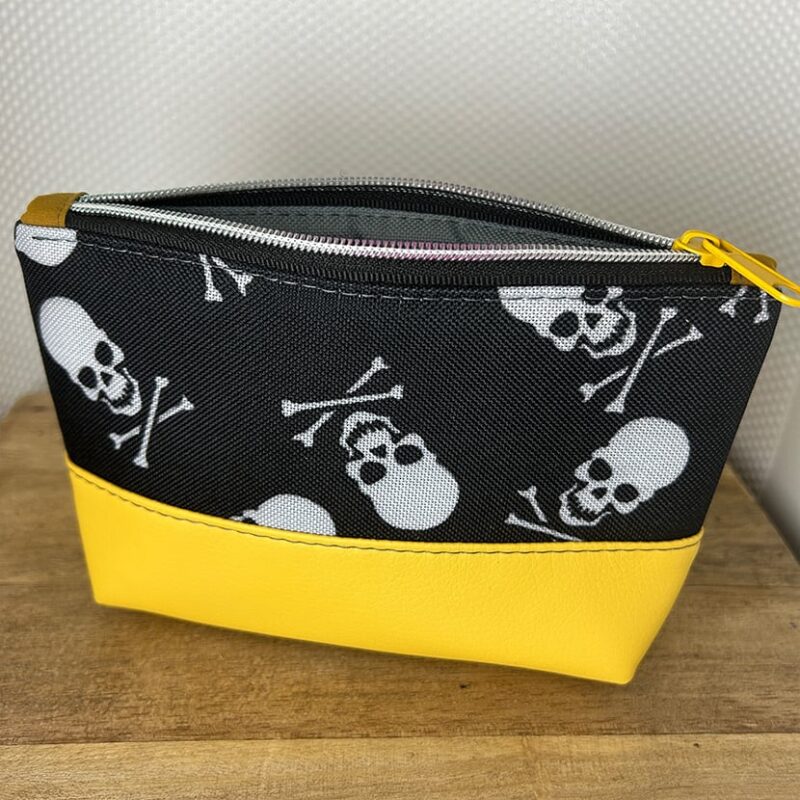 Handgenähtes Kosmetiktäschchen im Totenkopf-Design mit rotem Kunstleder und Reißverschluss