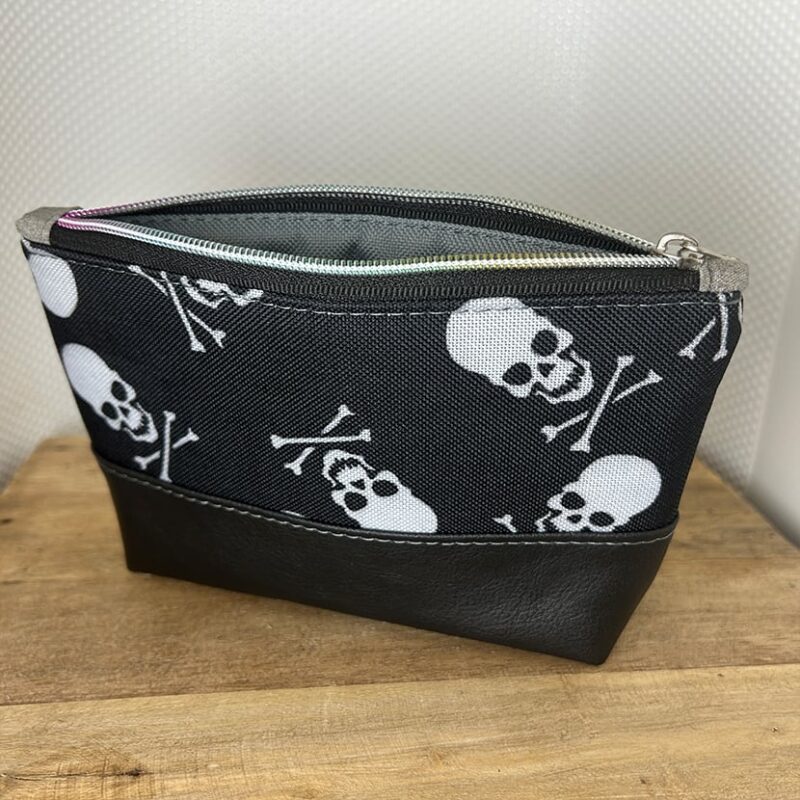 Handgenähtes Kosmetiktäschchen im Totenkopf-Design mit rotem Kunstleder und Reißverschluss
