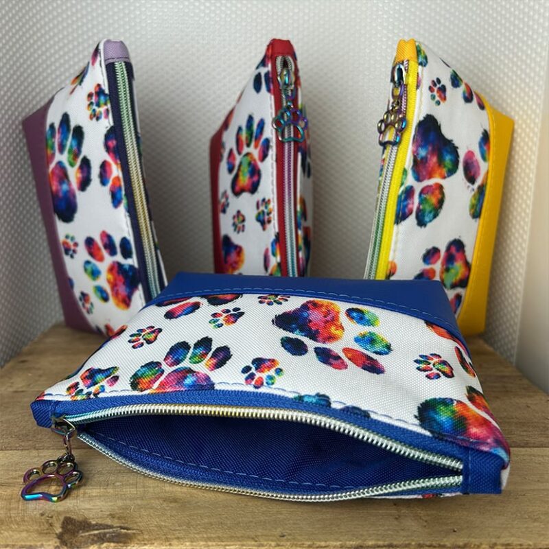 Handgemachtes Kosmetiktäschchen mit buntem Pfötchen-Design und violettem Kunstleder