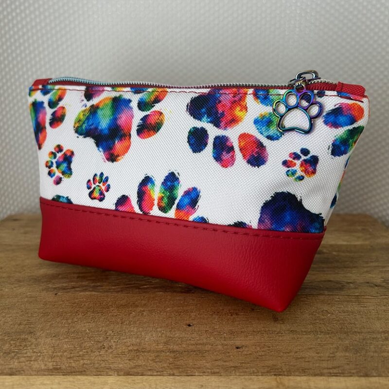 Handgemachtes Kosmetiktäschchen mit buntem Pfötchen-Design und violettem Kunstleder