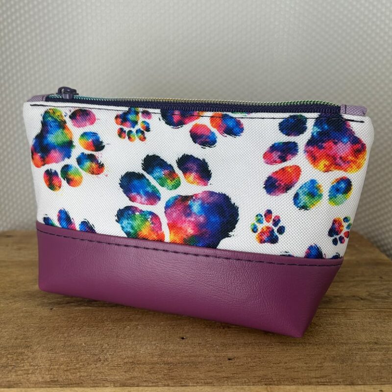 Handgemachtes Kosmetiktäschchen mit buntem Pfötchen-Design und violettem Kunstleder