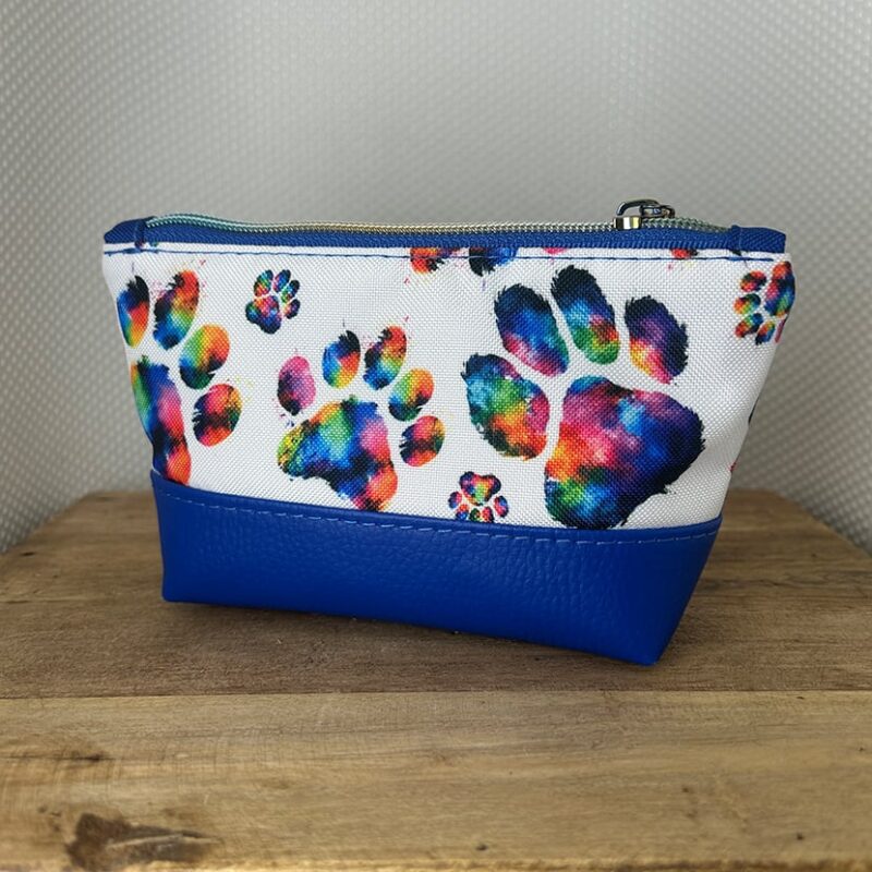 Handgemachtes Kosmetiktäschchen mit buntem Pfötchen-Design und violettem Kunstleder