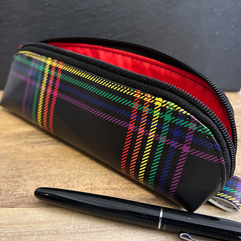 Schwarzes Mäppchen mit Streifen - lang – Bild 3