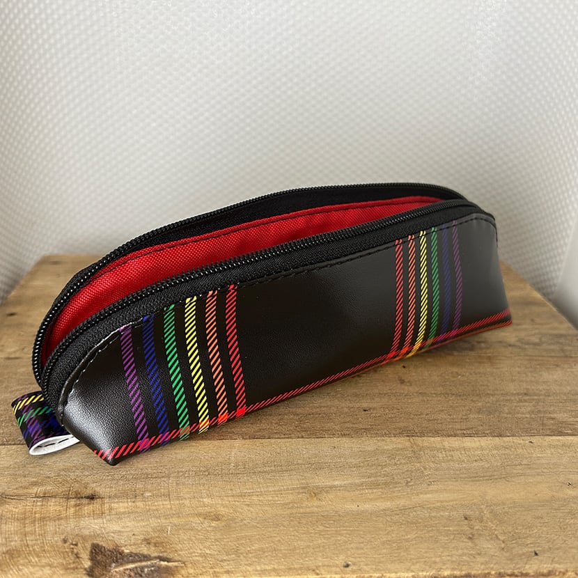 Zwei handgemachte lange Mäppchen – eines mit Mohnblumen-Design, eines mit schwarzem Regenbogen-Karo-Muster