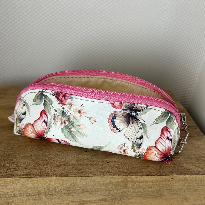 Drei handgemachte Mäppchen in floralen Designs – kompakte Größe, Reißverschluss und individuelle Muster