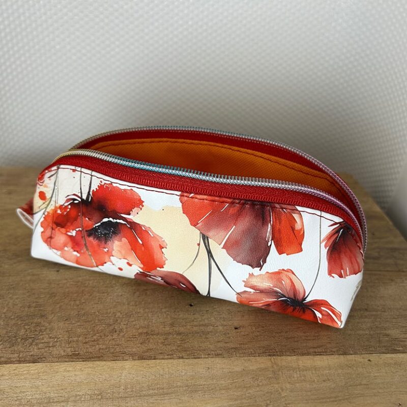 Drei handgemachte Mäppchen in floralen Designs – kompakte Größe, Reißverschluss und individuelle Muster