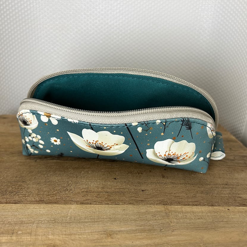 Drei handgemachte Mäppchen in floralen Designs – kompakte Größe, Reißverschluss und individuelle Muster