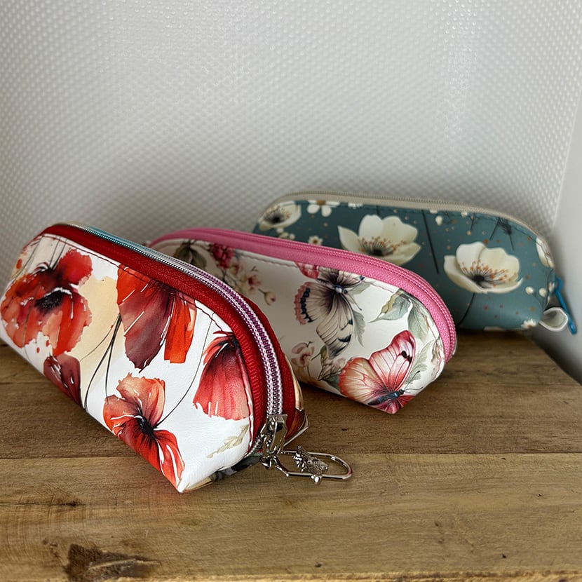 Drei handgemachte Mäppchen in floralen Designs – kompakte Größe, Reißverschluss und individuelle Muster