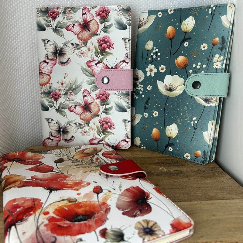 Handgemachte Notizbuchhülle mit Mohnblumen-Design, rotem Verschluss und integriertem Notizblock