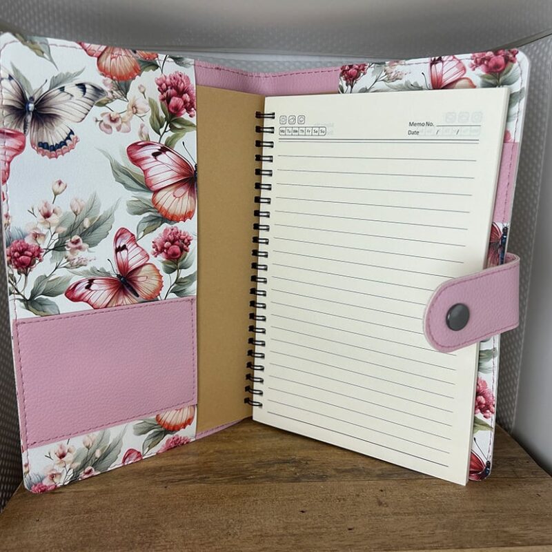 Handgemachte Notizbuchhülle mit Schmetterling-Design, rosanem Verschluss und integriertem Notizblock