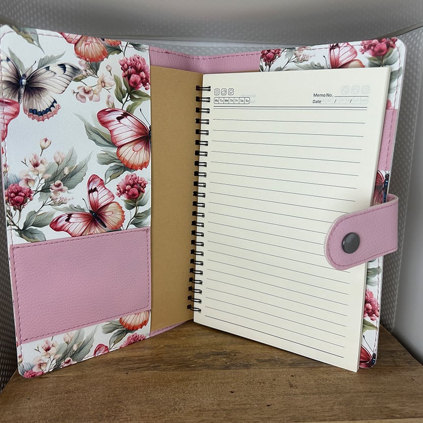 Handgemachte Notizbuchhülle mit Schmetterling-Design, rosanem Verschluss und integriertem Notizblock