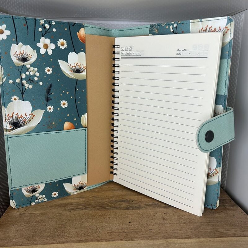 Handgemachte Notizbuchhülle mit Blumen-Design, türkisem Verschluss und integriertem Notizblock