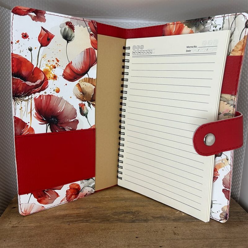 Handgemachte Notizbuchhülle mit Mohnblumen-Design, rotem Verschluss und integriertem Notizblock